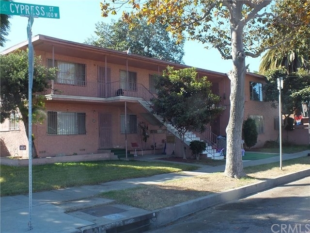 701 S Willowbrook Ave in Compton, CA - Foto de edificio