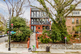 4529 MacArthur Blvd, NW in Washington, DC - Building Photo - Building Photo