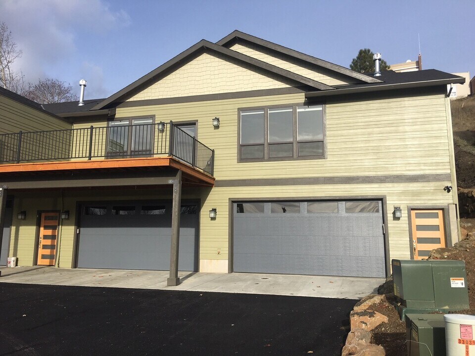 90 Ingram Place in White Salmon, WA - Building Photo