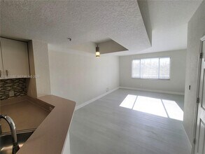 755 SW 148th Ave in Davie, FL - Foto de edificio - Building Photo