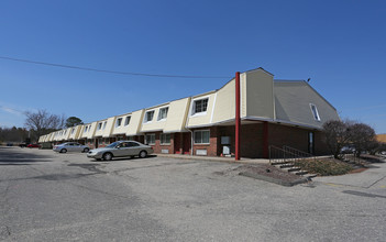 Windsor Court in Chicopee, MA - Foto de edificio - Building Photo