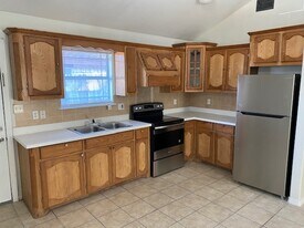 724 S O'Hare Dr, Unit A in Edinburg, TX - Building Photo