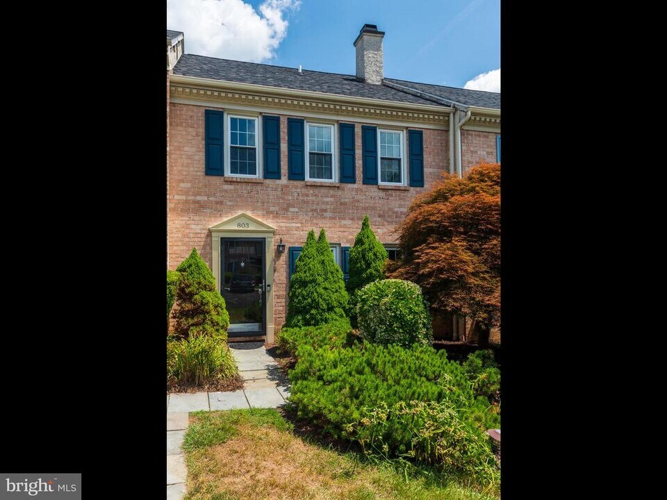 803 Pritchet Ct in Chester Springs, PA - Building Photo