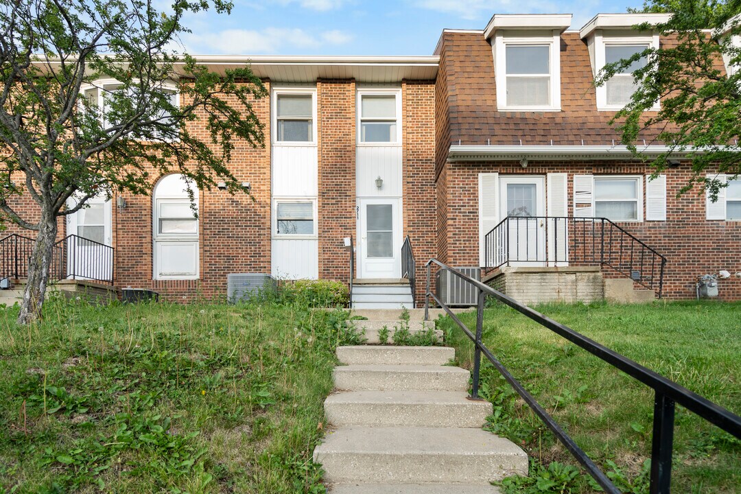 2711 St Francis Dr in Waterloo, IA - Building Photo