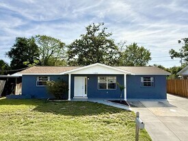 1300 Classic Dr in Holiday, FL - Building Photo