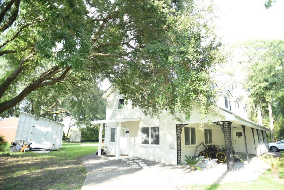 1520 Lorenzo St in Mount Pleasant, SC - Building Photo