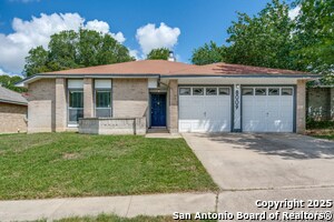 8009 Forest Ash in Live Oak, TX - Building Photo