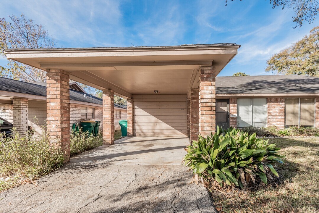 928 Cable St in Conroe, TX - Building Photo