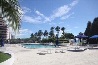 5151 Collins Ave in Miami, FL - Building Photo - Building Photo