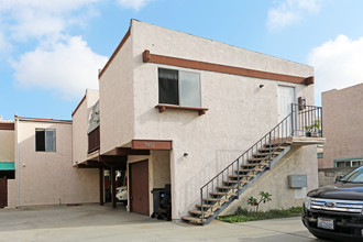 7851 Garfield Ave in Huntington Beach, CA - Building Photo - Building Photo