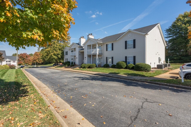 7145 W Friendly Ave in Greensboro, NC - Building Photo - Building Photo