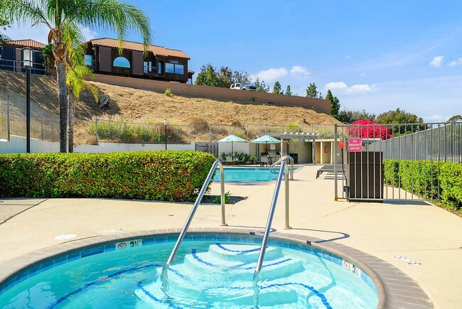 Bonita Cedars in Bonita, CA - Foto de edificio - Building Photo