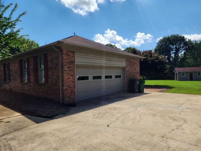 4301 Creemore Dr in Charlotte, NC - Building Photo - Building Photo