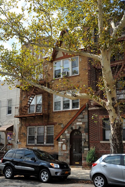66-02 60th Pl in Ridgewood, NY - Building Photo