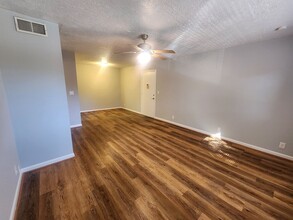 7084 Wildwood Cir in Louisville, KY - Building Photo - Building Photo