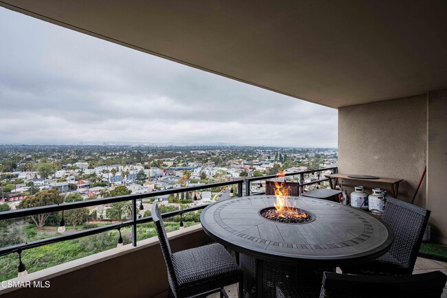 4316 Marina City Dr in Marina Del Rey, CA - Foto de edificio - Building Photo