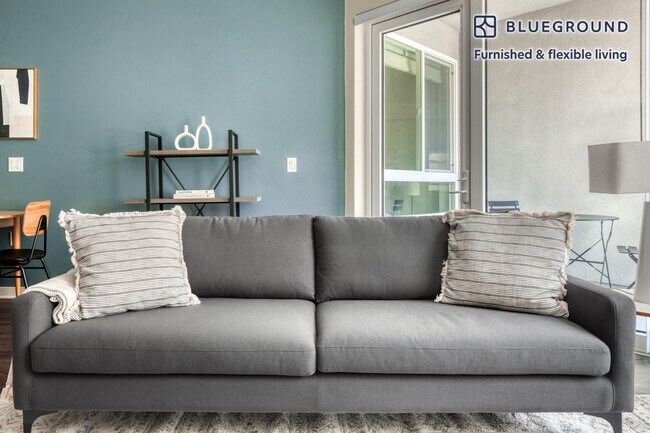 6041 Variel Ave-Unit -FL5-ID833 in Los Angeles, CA - Building Photo - Building Photo