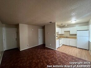 300 Moursund Blvd in San Antonio, TX - Foto de edificio - Building Photo