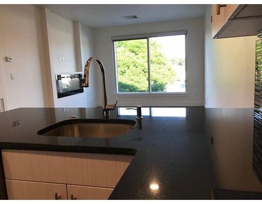 31 S Main St-Unit -203 in Natick, MA - Foto de edificio - Building Photo