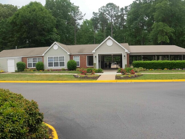 414 Woodview Ln in Hampton, VA - Building Photo - Building Photo