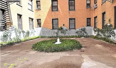 302 W 45th St in Manhattan, NY - Building Photo - Building Photo
