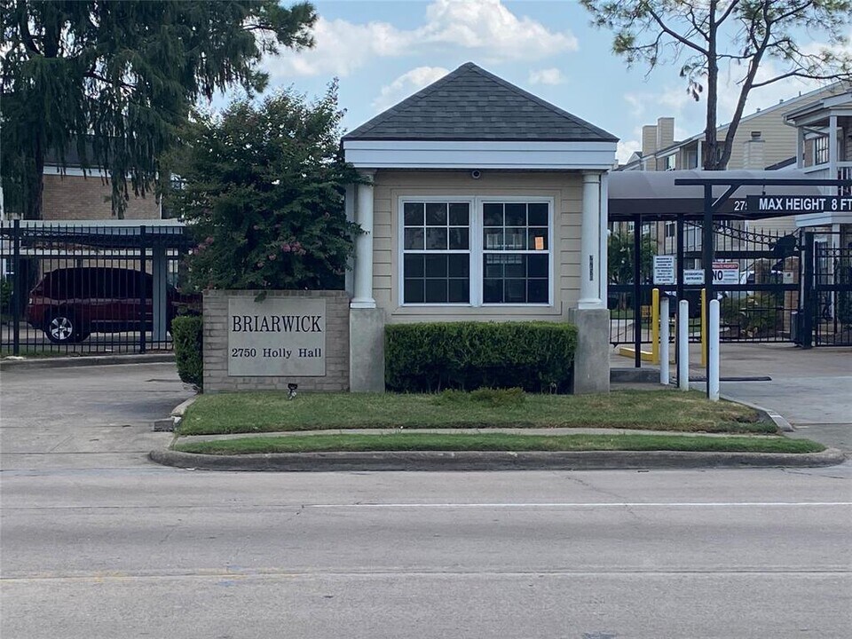 2750 Holly Hall St in Houston, TX - Building Photo