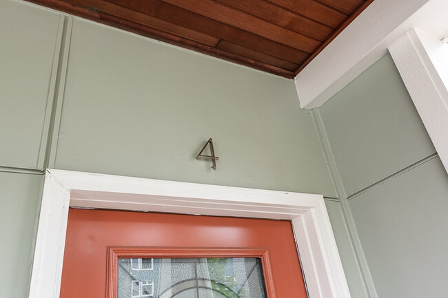 1010 Taylor Ave N in Seattle, WA - Building Photo - Building Photo