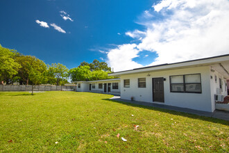 16131 NE 19th Plz in North Miami Beach, FL - Building Photo - Building Photo