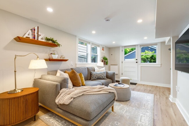 1706 Warren Ave N in Seattle, WA - Building Photo - Building Photo