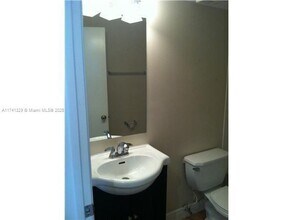 2371 NW 33rd St in Oakland Park, FL - Building Photo - Building Photo