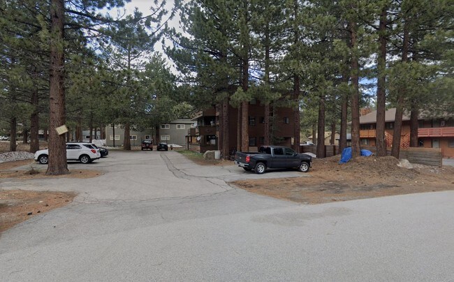 340 Chaparral Rd in Mammoth Lakes, CA - Foto de edificio - Building Photo