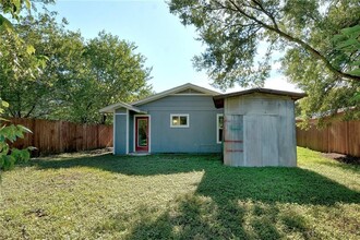 1120 Estes Ave in Austin, TX - Foto de edificio - Building Photo