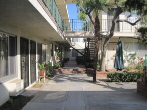 Valle Terrace Apartments in Van Nuys, CA - Building Photo - Building Photo
