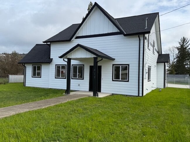 413 S Trade St in Amity, OR - Foto de edificio - Building Photo