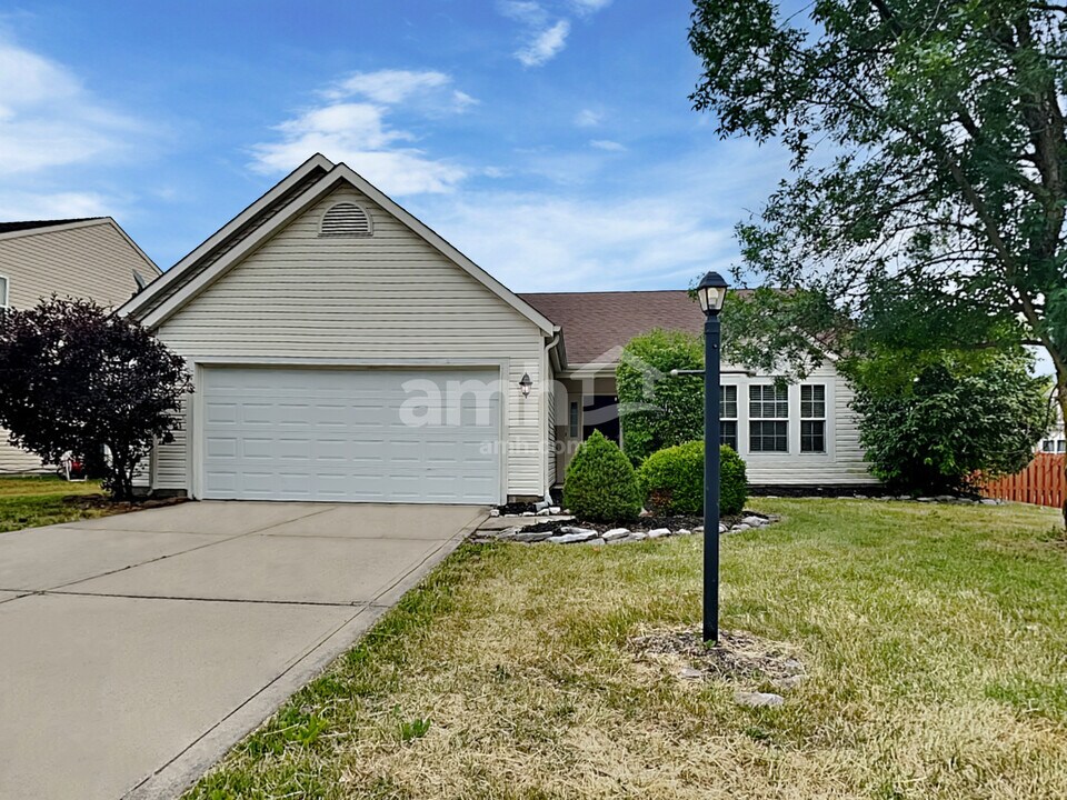 3345 Crestwell Dr in Indianapolis, IN - Foto de edificio