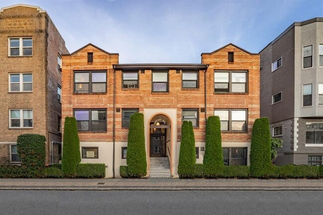 Whittier Hall in Seattle, WA - Building Photo - Building Photo