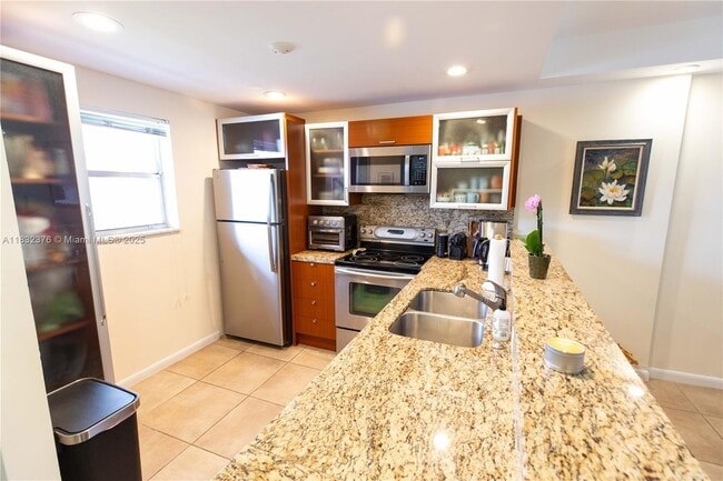 100 Edgewater Dr in Miami, FL - Building Photo - Building Photo