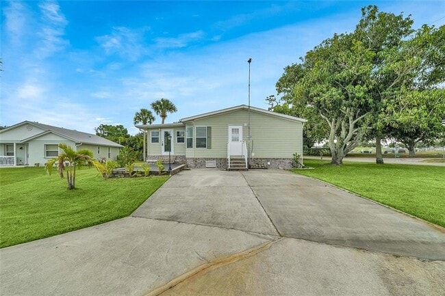 7355 129th St in Sebastian, FL - Foto de edificio - Building Photo