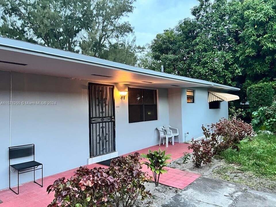 571 NE 136th St in North Miami, FL - Foto de edificio