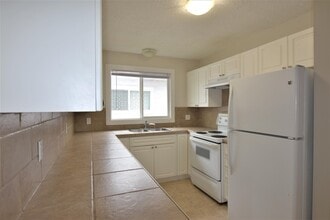 9310 B-93100 100 Ave. in Grande Prairie, AB - Building Photo - Building Photo