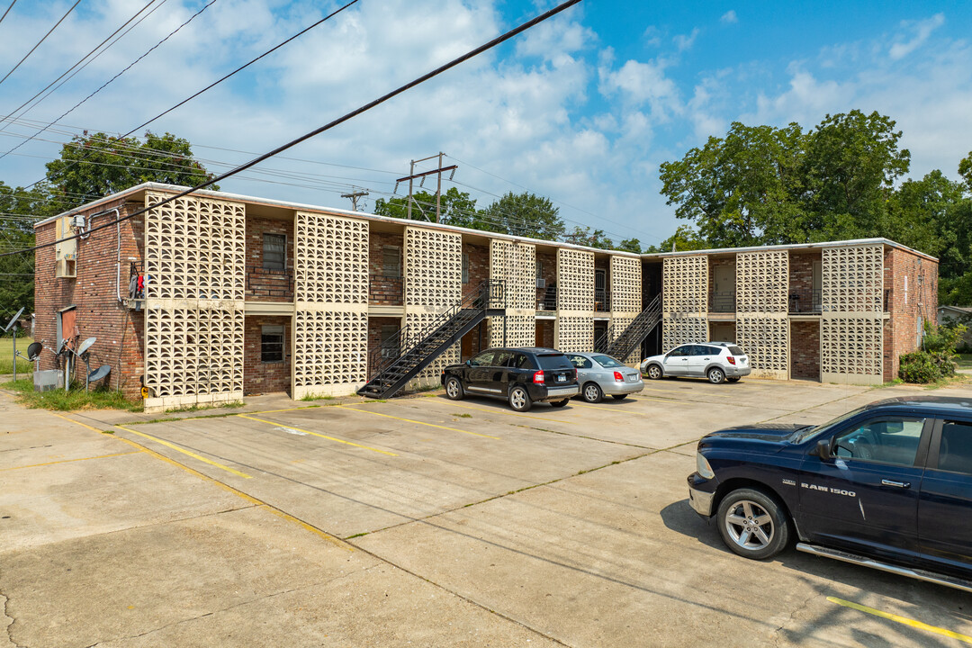 1600 Brentwood Dr in Pine Bluff, AR - Building Photo