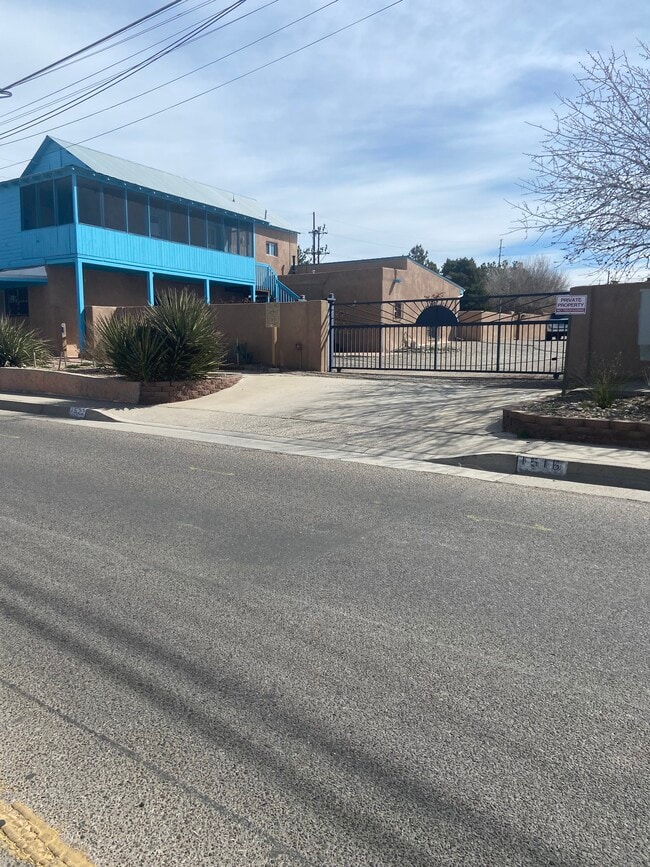 1522 Edith Blvd NE, Unit Edith Compound 2