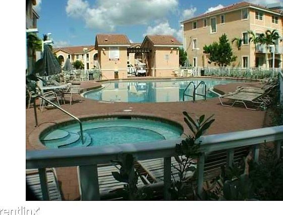 17660 NW 73rd Ave, Unit 102 in Hialeah, FL - Building Photo