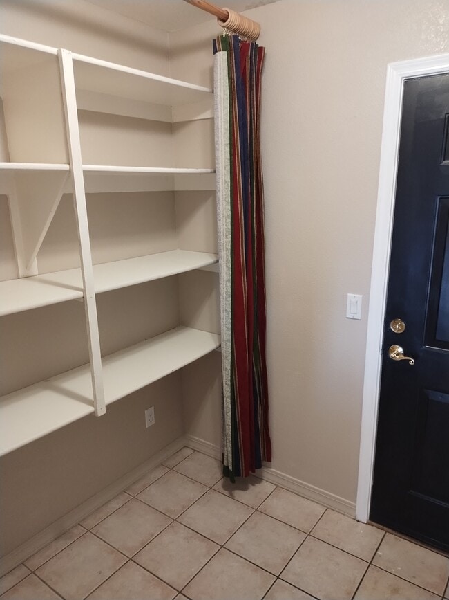 2695 Broken Arrow St in Kingman, AZ - Foto de edificio - Building Photo