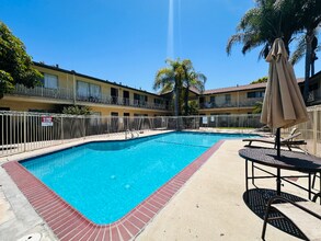 1675 W Pampas Ln in Anaheim, CA - Foto de edificio - Building Photo