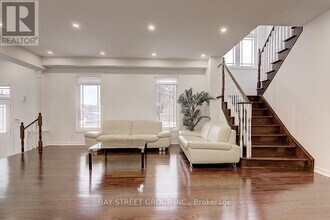 201 Bilbrough St in Aurora, ON - Building Photo - Building Photo