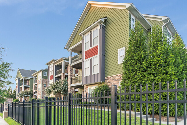 Addison Ridge Apartments in Fayetteville, NC - Foto de edificio - Building Photo