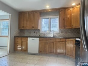 27 Whitaker Ave in Woodland Park, NJ - Foto de edificio - Building Photo