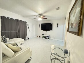343 W 42nd St in Hialeah, FL - Building Photo - Building Photo