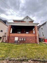 921 15th St-Unit -2nd Floor in Beaver Falls, PA - Foto de edificio - Building Photo